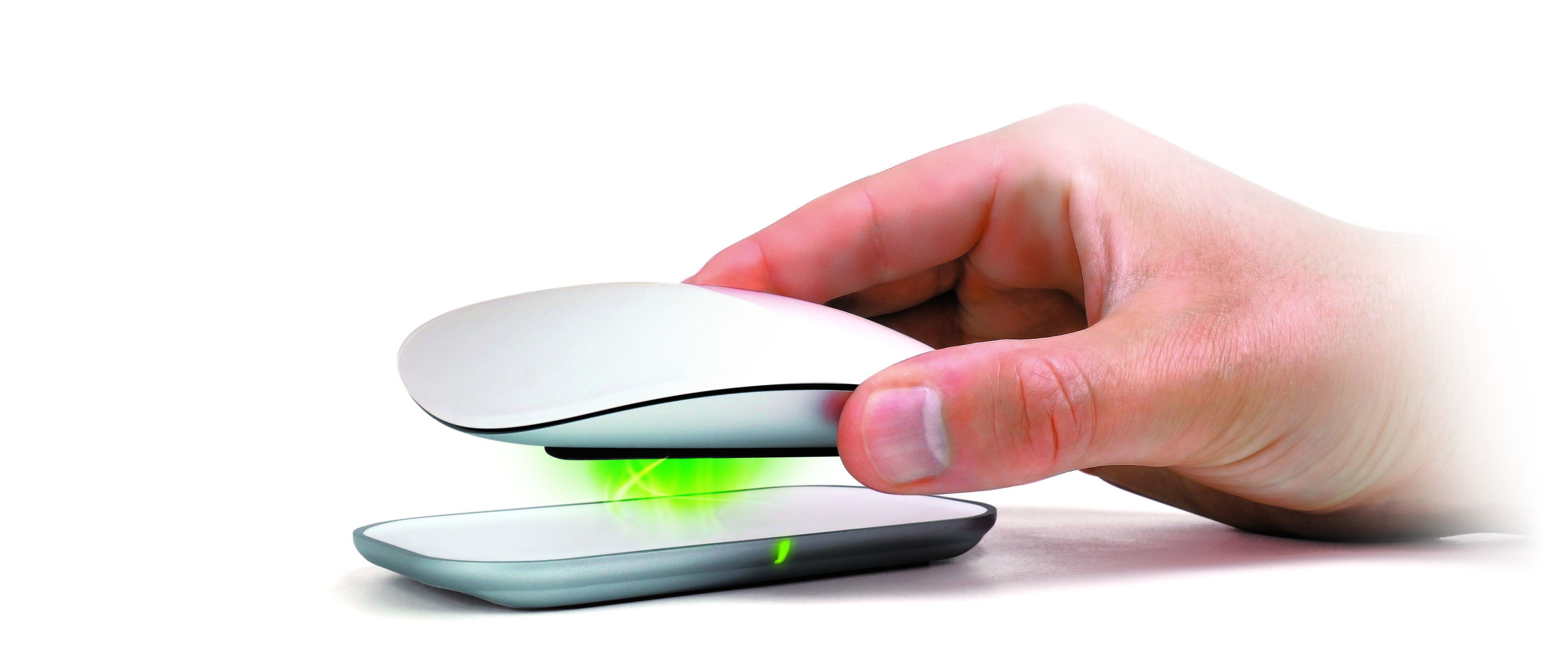 Как заряжать беспроводную мышь. Беспроводная зарядка для Magic Mouse. Apple Magic Mouse на зарядке. Зарядка Magic Mouse 3. Беспроводная мышь Аппле.